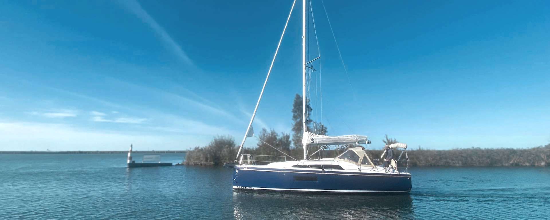 Beneteau Oceanis 30.1 Sooma rental side view